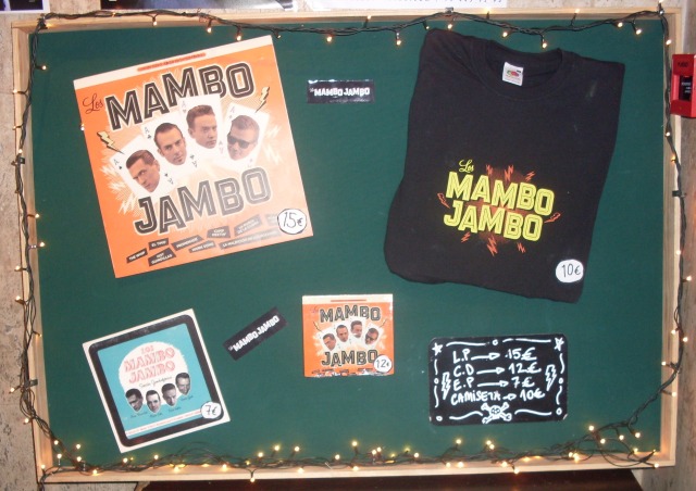El escaparate con el merchandising de Los Mambo Jambo en el lobby del Antzoki (foto: O.C.E.).